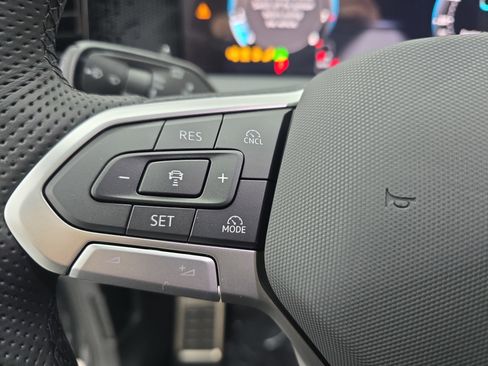 New 2026 Volkswagen Tiguan SE R-Line FWD image 17