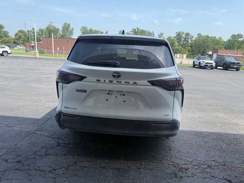 Used 2025 Toyota Sienna LE AWD/4WD image 4