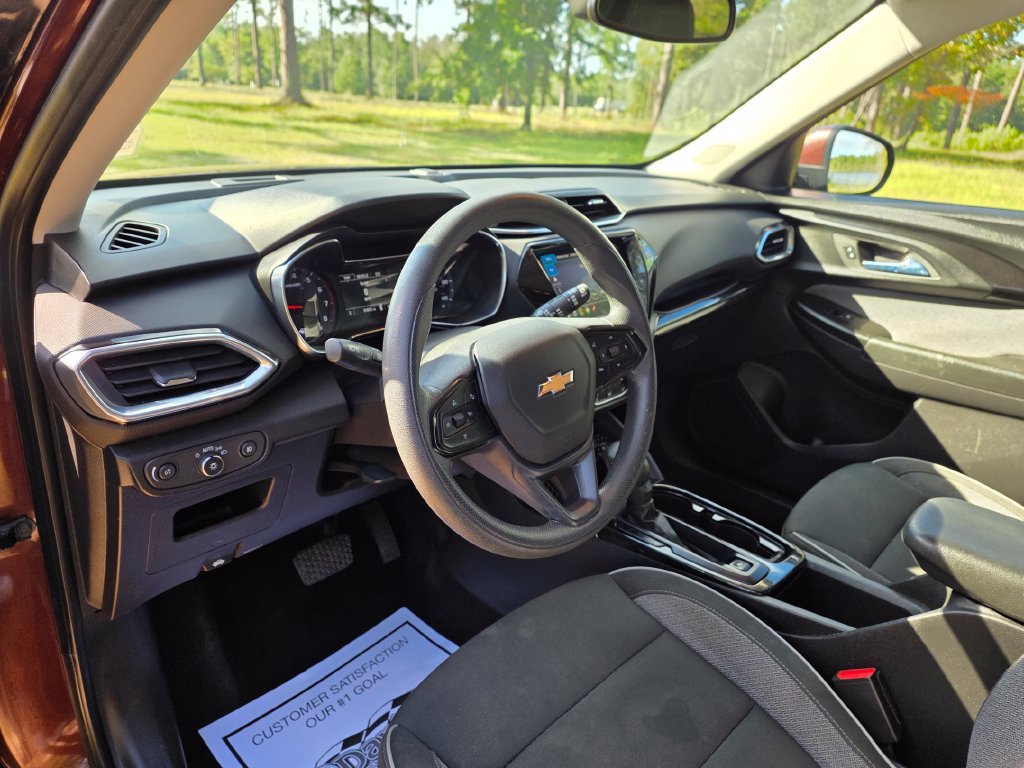Used 2022 Chevrolet TrailBlazer LT w/ Convenience Package FWD image 12