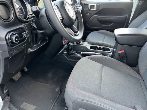 Used 2025 Jeep Wrangler Unlimited Rubicon AWD/4WD image 13