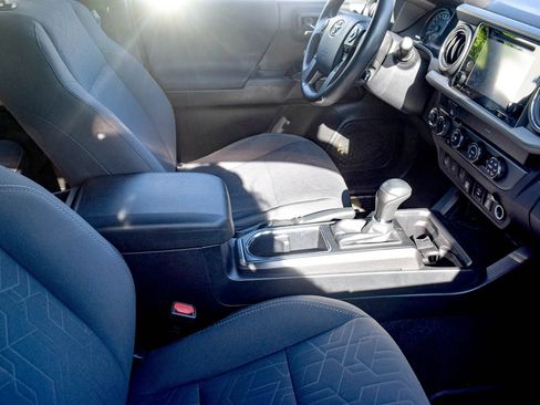 Used 2019 Toyota Tacoma TRD Off-Road w/ Technology Package AWD/4WD image 8