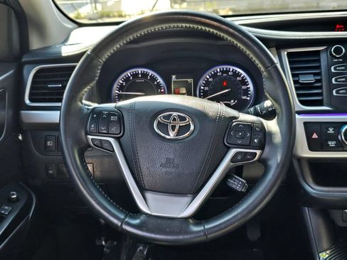 Used 2017 Toyota Highlander XLE AWD/4WD image 19