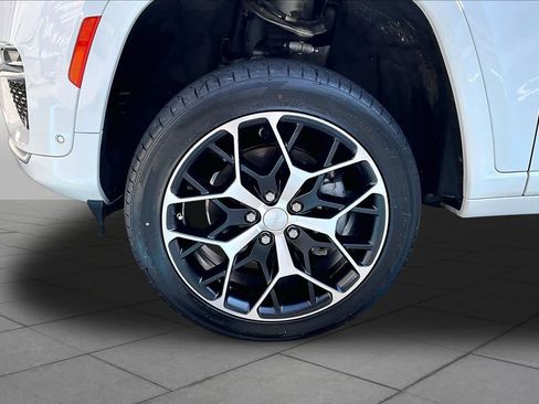 Used 2022 Jeep Grand Cherokee Summit AWD/4WD image 11
