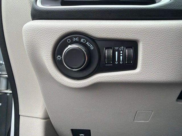 Used 2023 Chrysler Voyager LX FWD image 25