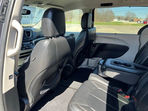 Used 2017 Chrysler Pacifica Touring-L image 20