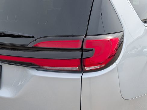 Used 2023 Chrysler Pacifica Touring-L FWD image 17