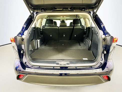 Used 2025 Toyota Highlander XLE FWD image 27