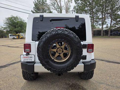 Used 2015 Jeep Wrangler Unlimited Sahara w/ Connectivity Group AWD/4WD image 5