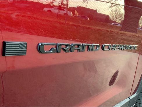 Used 2023 Jeep Grand Cherokee Altitude AWD/4WD image 8