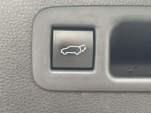 Used 2021 Toyota Highlander XLE image 18