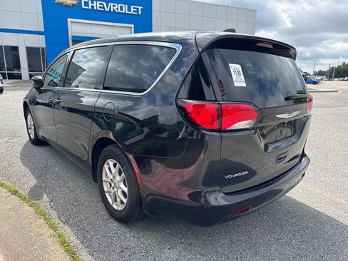 Used 2023 Chrysler Voyager LX FWD image 4