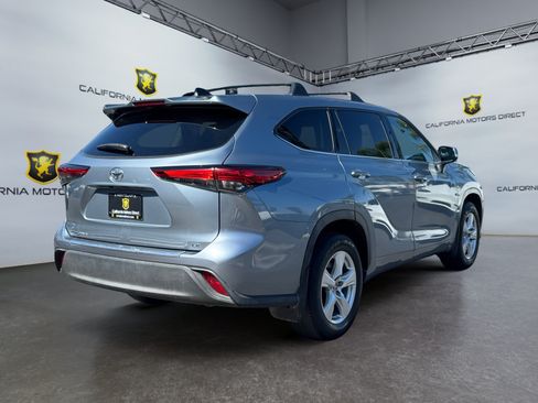 Used 2022 Toyota Highlander LE FWD image 5