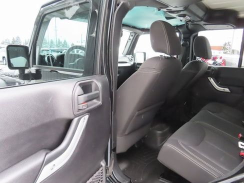 Used 2016 Jeep Wrangler Unlimited Rubicon w/ Connectivity Group image 19