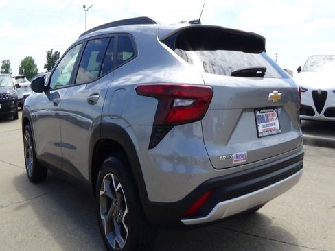 Used 2025 Chevrolet Trax LT w/ LT Convenience Package FWD image 8