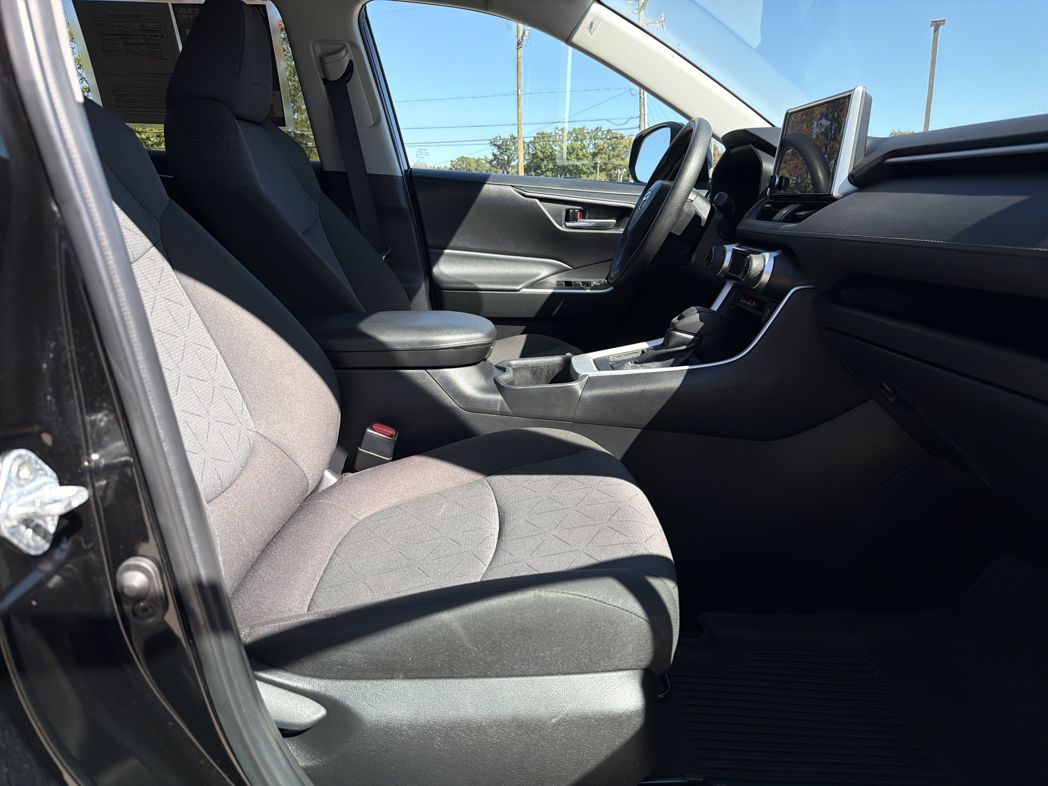 Used 2023 Toyota RAV4 XLE FWD image 15