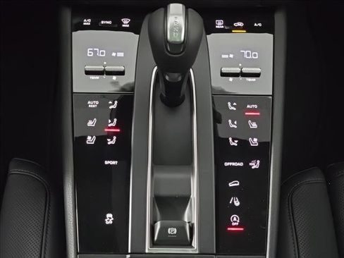 Certified 2025 Porsche Macan image 22