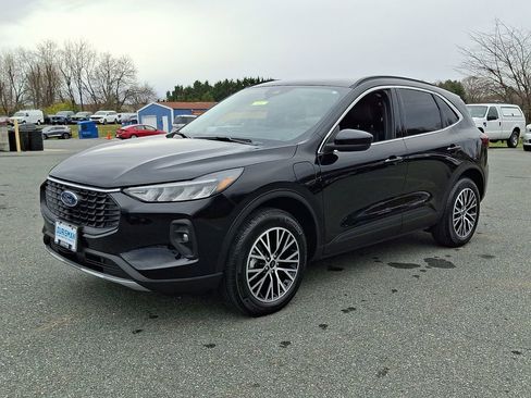 Used 2025 Ford Escape SE image 3