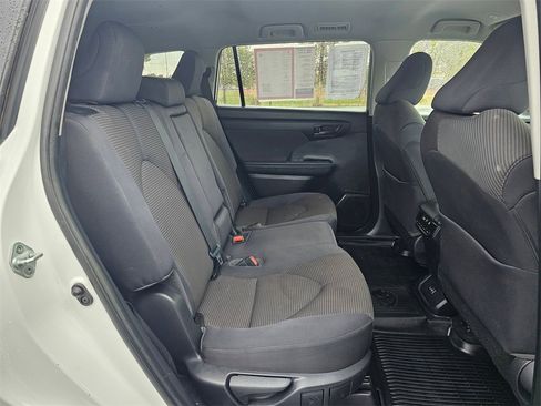 Used 2023 Toyota Highlander LE image 12