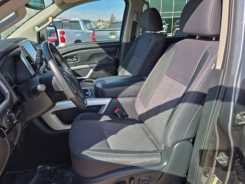 Used 2020 Nissan Titan SV w/ SV Convenience Package image 11