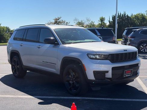 Used 2023 Jeep Grand Cherokee L Laredo AWD/4WD image 3