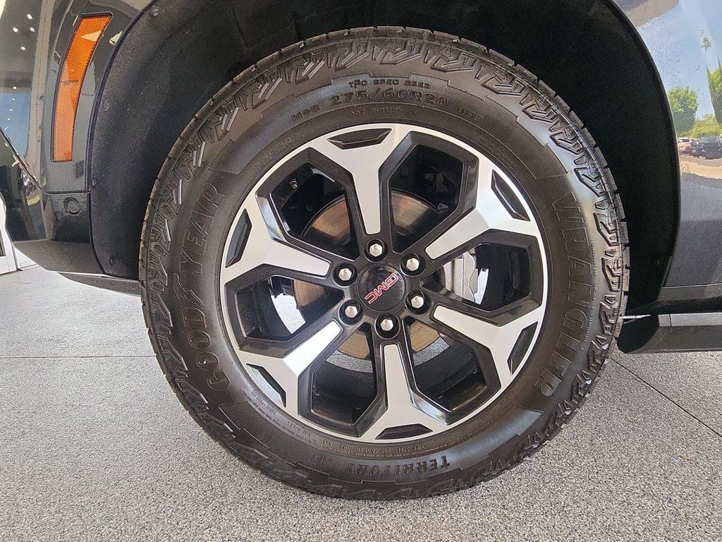 Certified 2025 GMC Yukon XL AT4 w/ AT4 Premium Plus Package AWD/4WD image 31