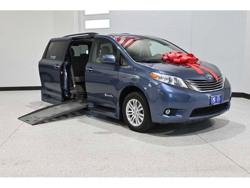 Used 2016 Toyota Sienna XLE Premium FWD image 2