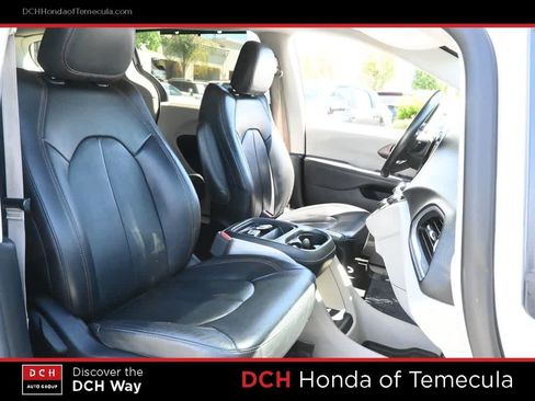 Used 2017 Chrysler Pacifica Touring-L FWD image 21