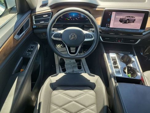 Used 2025 Volkswagen Atlas SE AWD/4WD image 14