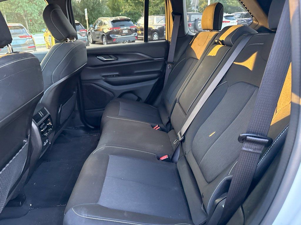 Used 2025 Jeep Grand Cherokee Laredo X w/ Luxury Tech Group I AWD/4WD image 14