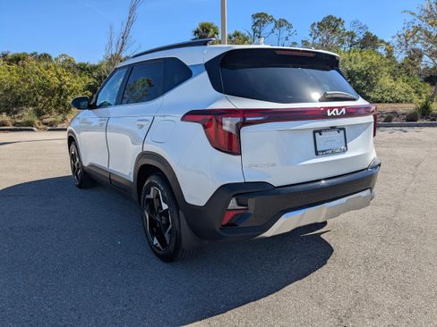 Certified 2025 Kia Seltos EX w/ EX Sunroof Package image 7