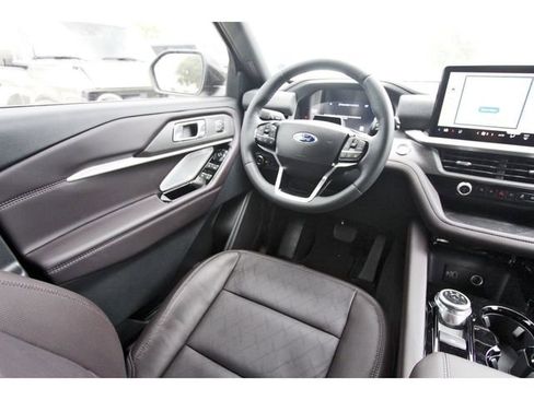 Used 2026 Ford Explorer Platinum image 7