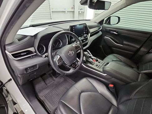 Used 2021 Toyota Highlander XLE AWD/4WD image 12