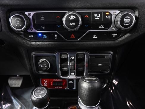 Used 2024 Jeep Wrangler Unlimited AWD/4WD image 30