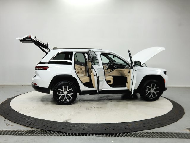 Used 2024 Jeep Grand Cherokee Limited AWD/4WD image 17