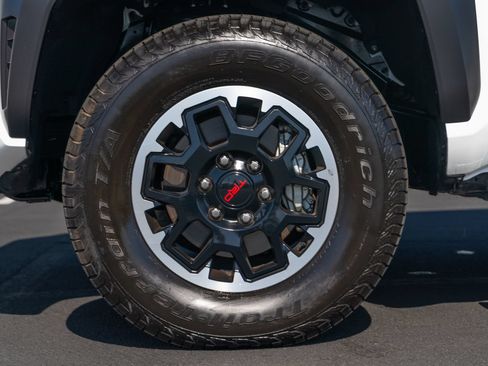 Certified 2025 Toyota Tacoma TRD Off-Road AWD/4WD image 15