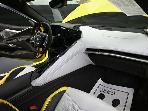 Used 2021 Chevrolet Corvette Stingray Premium Conv w/ Z51 Performance Package RWD image 33