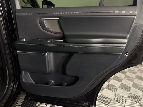 Used 2025 Ford Expedition Platinum AWD/4WD image 37