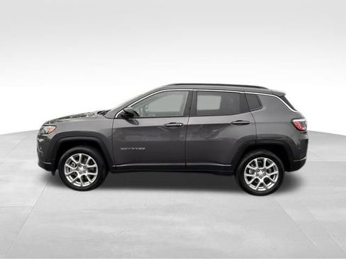 Used 2024 Jeep Compass Latitude AWD/4WD image 3