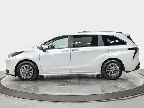 Used 2026 Toyota Sienna XLE image 2