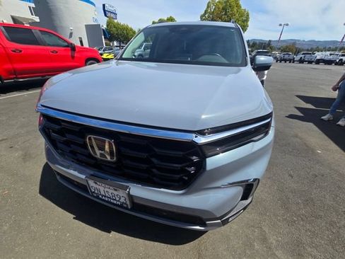 Used 2025 Honda Pilot Touring image 4