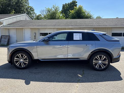 Used 2024 Cadillac Lyriq Luxury AWD/4WD image 7