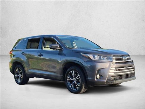 Used 2018 Toyota Highlander Plus FWD image 3