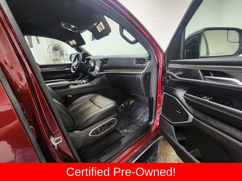 Certified 2024 Jeep Wagoneer Series II w/ Flexible Seating Group image 34