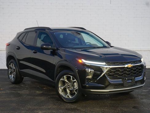 Certified 2025 Chevrolet Trax LT image 2