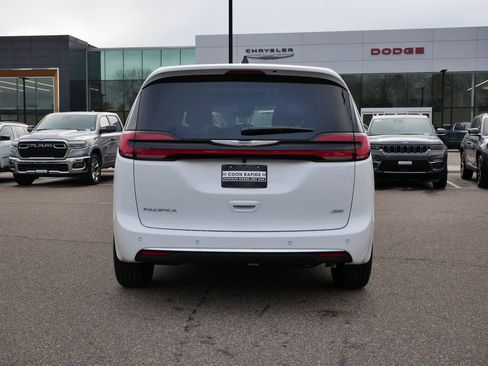 New 2026 Chrysler Pacifica Select AWD/4WD image 45