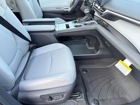 New 2026 Toyota Sienna XLE FWD image 9