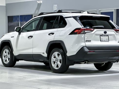 Used 2020 Toyota RAV4 LE w/ Carpet Mat Package AWD/4WD image 3