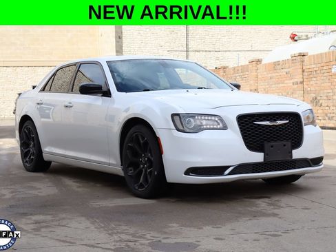 Used 2020 Chrysler 300 Touring w/ Sport Appearance Package RWD image 1