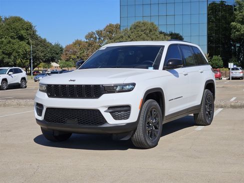 New 2025 Jeep Grand Cherokee Altitude image 2