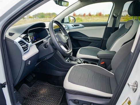 Used 2025 Volkswagen Taos SE w/ Panoramic Sunroof Package image 7